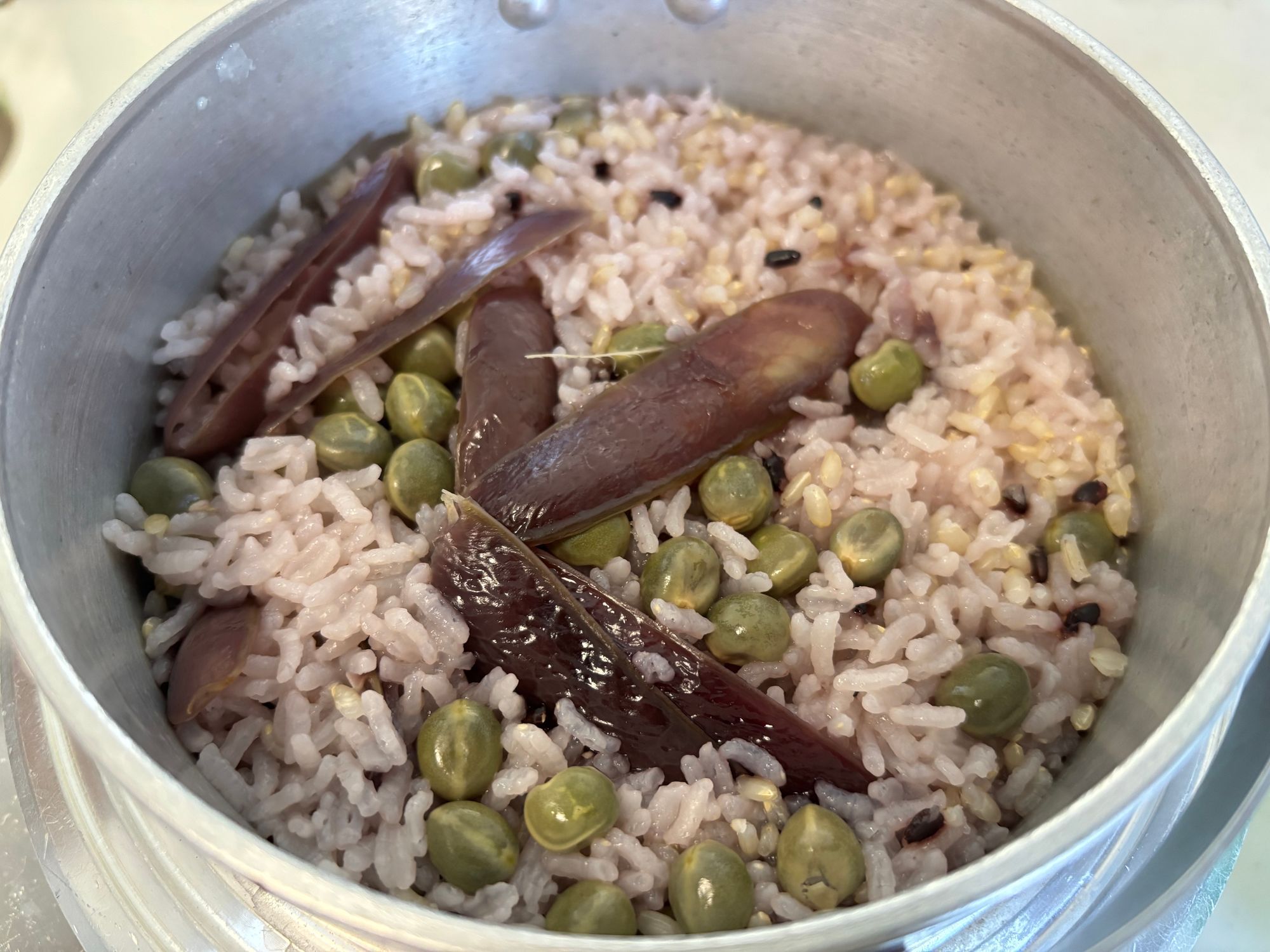 黒米入りの紫えんどうご飯